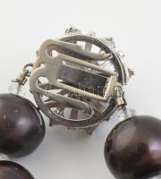 Fehérarany (Au/14k) csatos, zafírokkal ékített, fekete igazgyöngy, közötte agrana drágakővel, némely...