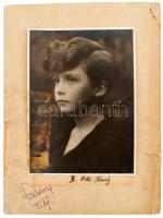 cca 1920 Habsburg Ottó (1912-2011) gyerekkori portréja, nagyméretű, kartonra kasírozott fotó, a kart...