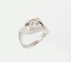 Ezüst (Ag) gyűrű kőékítéssel, jelzett, méret: 56, bruttó: 4,2 g
