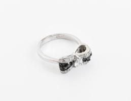 Ezüst (Ag) masnis gyűrű kőékítéssel, jelzett, méret: 56, bruttó: 4,6 g
