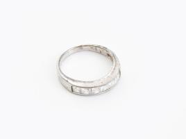 Ezüst (Ag) gyűrű kőékítéssel, jelzett, méret: 54, bruttó: 3 g