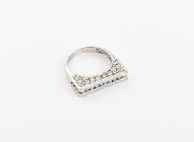 Ezüst (Ag) gyűrű kőékítéssel, jelzett, méret: 56, bruttó: 5,1 g