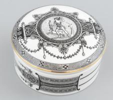 Hollóházi antik motívumokkal (Diana, a vadászat római istennője) díszített porcelán bonbonier. Matricás, jelzett, hibátlan, d: 8,5 cm