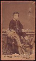 1874 Gyermek szék karfájára tett lábbal, keményhátú fotó Tauffer és Veress Gyula kolozsvári műterméből, foltos, kisebb sérülésekkel, 10,5×6,5 cm