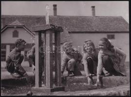 1961 Gyerekek a szökőkútnál, sajtófotó, a hátoldalon pecséttel jelzett (Magyar Hírek - Novotta Ferenc felvétele), 17,5x12,5 cm