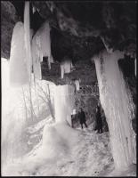 1966 Lillafüred, a megfagyott vízesés 20 méteres jégcsapjai a Palota Szállónál, sajtófotó, a hátoldalon feliratozott, pecséttel jelzett (MTI Foto - Magyar Hírek), 16x12 cm