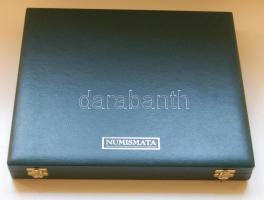 Éremtartó kazetta, 1db tálcával, 24 férőhellyel, 54x54mm