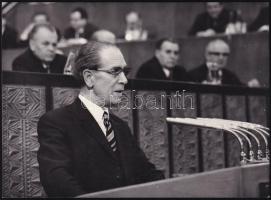 1975 Fock Jenő, a Minisztertanács elnöke az MSZMP XI. kongresszusán, sajtófotó, a hátoldalon feliratozott, pecséttel jelzett (MTI Foto - Magyar Hírek), 18x13 cm