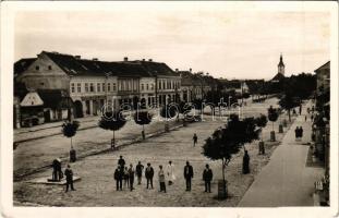 1941 Székelykeresztúr, Kristur, Cristuru Secuiesc; Kossuth Lajos tér, református templom, Népbank, Demeter D., Nagy S., Herczeg J., Ajvász K. üzlete / square, church, shops, bank