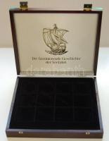 Éremtartó kazetta, 2db tálcával, összesen 36 férőhellyel, 53x53mm