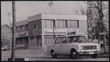 1975 Csány, Tanácsház és Takarékszövetkezet, sajtófotó, a hátoldalon feliratozott, pecséttel jelzett, 24x13 cm