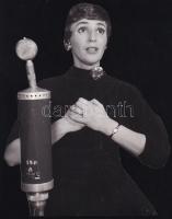 1961 Hölgy mikrofonnal, körbevágott sajtófotó, a hátoldalon feliratozott, pecséttel jelzett, 19x15 cm