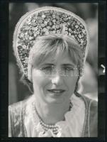 cca 1970-1980 Nő népviseletben, pártban, jelzés nélküli sajtófotó, 24x18 cm