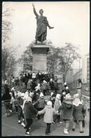 1972 Bp., gyerekek a Petőfi-szobornál, ünnepség, sajtófotó, a hátoldalon feliratozott, pecséttel jelzett (Magyar Hírek márc. 15-i szám - Révész Tamás felvétele), alján kisebb szakadással, 27x18 cm