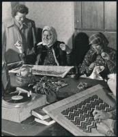 1961 Lemezjátszó mellett kézimunkázó idős asszonyok, sajtófotó, a hátoldalon feliratozott, pecséttel jelzett (Magyar Hírek - Gábor Viktor felvétele), 21x18 cm