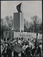 1973 Május elsejei felvonulás, dísztribün, sajtófotó, a hátoldalon feliratozott, pecséttel jelzett (Magyar Hírek - Novotta Ferenc felvétele), 24x18 cm