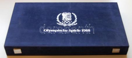 Nagyalakú éremtartó kazetta, 1db tálcával, 24 férőhellyel, 55x55mm