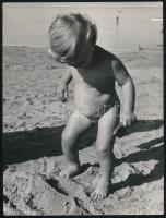 1968 Nyár, pucér kislány a strandon, sajtófotó, a hátoldalon feliratozott, pecséttel jelzett (Magyar Hírek - Vámos László felvétele), 24x18 cm