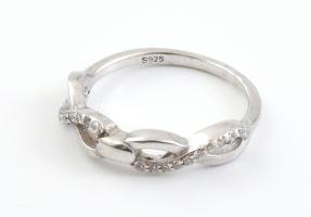 Ezüst(Ag) fonott gyűrű, jelzett, méret: 52, bruttó: 1,9 g