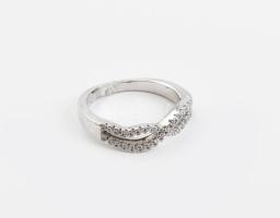 Ezüst(Ag) gyűrű, kőhiánnyal, jelzett, méret: 48, bruttó: 2,4 g