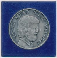 Bogár Lívia (1957- ) 1984. Képíró Zoltán / Művészünk emlékére Keszthelyi Éremgyűjtők Csoportja ezüstpatinázott bronz emlékérem műanyag keretben (42,5mm) T:1-