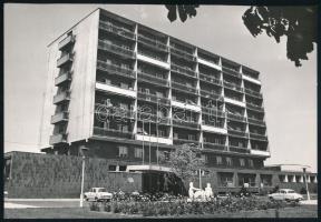 1971 Keszthely, szocreál szállodaépület, sajtófotó, a hátoldalon feliratozott, pecséttel jelzett (Magyar Hírek - Novotta Ferenc felvétele), 24x16,5 cm