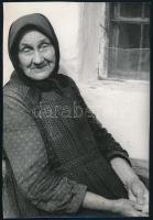 1968 Pákozd, idős asszony, sajtófotó, a hátoldalon feliratozott, pecséttel jelzett, 23,5x16 cm