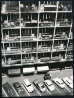 1973 Bp., társasház a Régiposta u. 2. szám alatt, sajtófotó, a hátoldalon feliratozott, pecséttel jelzett, 22x16,5 cm