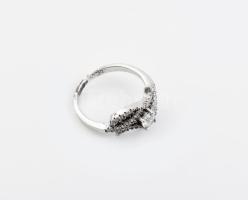 Ezüst(Ag) hullámos gyűrű, kőhiánnyal, jelzett, méret: 54, bruttó: 3,2 g