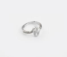Ezüst(Ag) kövekkel kirakott állítható gyűrű, jelzés nélkül, reszelés nyomával, méret: 46, bruttó: 1,7 g