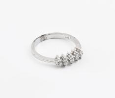 Ezüst(Ag) köves gyűrű, jelzett, méret: 59, bruttó: 2,7 g