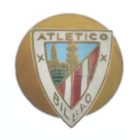 Spanyolország ~1950. Atletico Bilbao zománcozott bronz gomblyukjelvény. A ma Athletic Club Bilbao néven ismert csapat a spanyol labdarúgás egyik meghatározó klubja, 8-szoros bajnok és 23-szoros kupagyőztes, bár utoljára 1984-ben tudott trófeát nyerni (igaz, akkor egyszerre mindkettőt). Alapítása óta csak baszk nemzetiségű játékosok szerepelhetnek a színeiben. A klub soha nem esett ki az élvonalból. T:1- Spain ~1950. Atletico Bilbao enamelled bronze button badge. The team known today as Athletic Club Bilbao is one of the dominant clubs in Spanish football, 8-time champion and 23-time cup winner, although the last time they managed to win a trophy was in 1984 (both at the same time). Since its foundation, only players of Basque nationality have been allowed to play in its colors. The club has never been relegated from the first class. C:AU