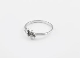 Ezüst(Ag) gyűrű, jelzett, kőhiánnyal, méret: 59, bruttó: 2,2 g