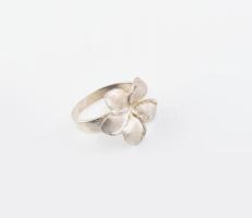 Ezüst(Ag) virágos gyűrű, jelzett, méret: 53, bruttó: 3,3 g