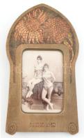 Szecessziós, dekoratív, kitámasztható asztali üvegezett fa képkeret. Keret hátoldalán ajándékozási sorok 1911-ből. Artista hölgyek portréjával, fotó. Belső méret: 17x11,5 cm.