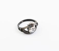 Ezüst(Ag) szíves gyűrű, jelzett, méret: 48, bruttó: 2,7 g