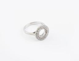 Ezüst(Ag) kerek gyűrű, jelzett, kőhiánnyal, méret: 53, bruttó: 2,7 g