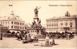 1907 Arad, Szabadság tér, Vértanú szobor, piac, Csutak Károly és fia üzlete / square, martyrs statue, market, shops (kis szakadás / small tear)