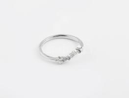 Ezüst(Ag) köves gyűrű, kőhiánnyal, jelzett, méret: 53, bruttó: 1,1 g