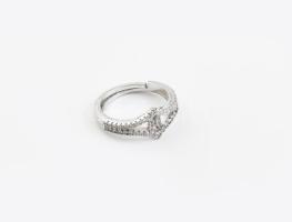 Ezüst(Ag) köves gyűrű, jelzés nélkül, állítható méret: 46, bruttó: 2,2 g