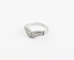 Ezüst(Ag) köves gyűrű, jelzett, kőhiánnyal, méret: 53, bruttó: 2,2 g