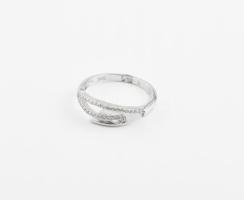 Ezüst(Ag) köves gyűrű, jelzett, méret: 57, bruttó: 2,3 g