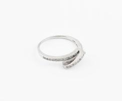 Ezüst(Ag) köves gyűrű, jelzett, méret: 52, bruttó: 1,7 g