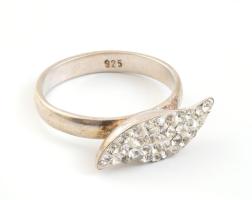 Ezüst(Ag) köves gyűrű, jelzett, méret: 55, bruttó: 2,6 g