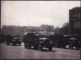 cca 1950-1955 Bp., Rákosi-korszak, katonai felvonulás, díszszemle, szovjet ZIS-151 teherautókkal; fotó, hátoldalán ragasztásnyom, 18x13 cm