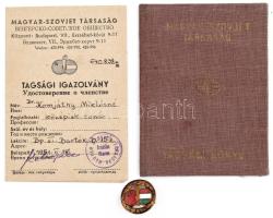 1951-1952 Magyar-Szovjet Társaság tagsági igazolvány és könyv + fém kitűző jelvény, d: 20 mm