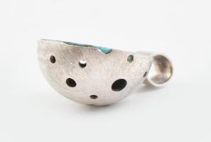 Ezüst (Ag) design medál türkizzel ékítve, jelzés nélkül, h: 3 cm, bruttó: 8,6g