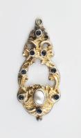 Ezüst (Ag) antik barokk gyöngyös, köves, aranyozott medál, jelzés nélkül, bruttó: 2,6 g, h: 3,5cm