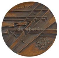 1970. 1945-1970 egyoldalas, öntött bronz felszabadulási jubileumi emlékplakett (~98mm) T:2