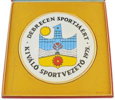 1975. Debrecen sportjáért - kiváló sportvezető 1975 nagyméretű Hollóházi porcelán emlékérem tokjában (173mm) T:1-